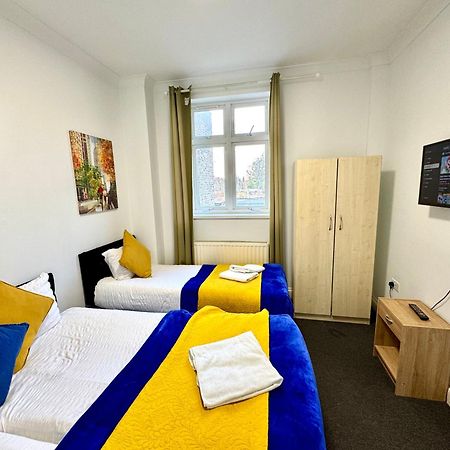 3 Bedrooms Spacious House, Separate Reception, 2 Full Bathrooms, Parking, Garden Londra Dış mekan fotoğraf