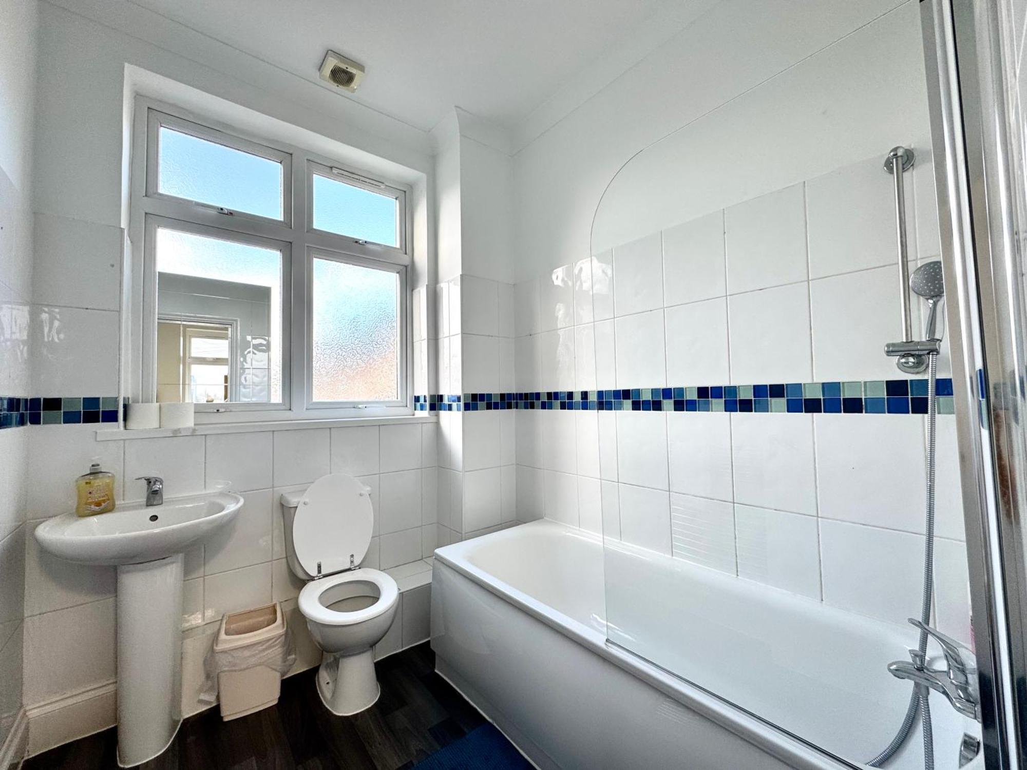 3 Bedrooms Spacious House, Separate Reception, 2 Full Bathrooms, Parking, Garden Londra Dış mekan fotoğraf