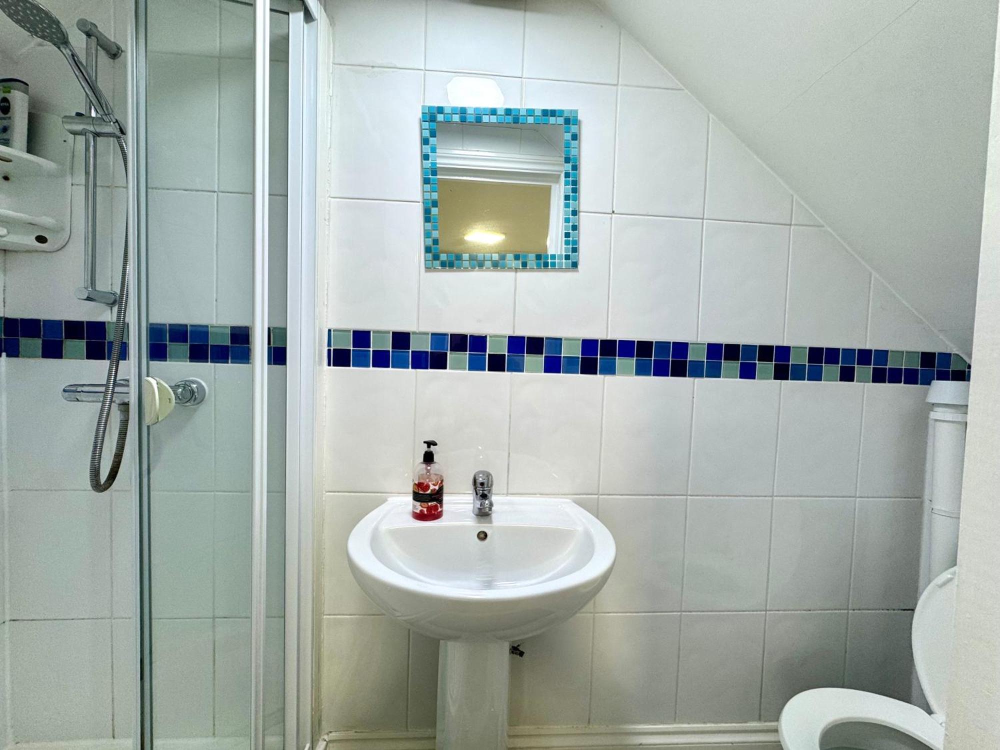 3 Bedrooms Spacious House, Separate Reception, 2 Full Bathrooms, Parking, Garden Londra Dış mekan fotoğraf